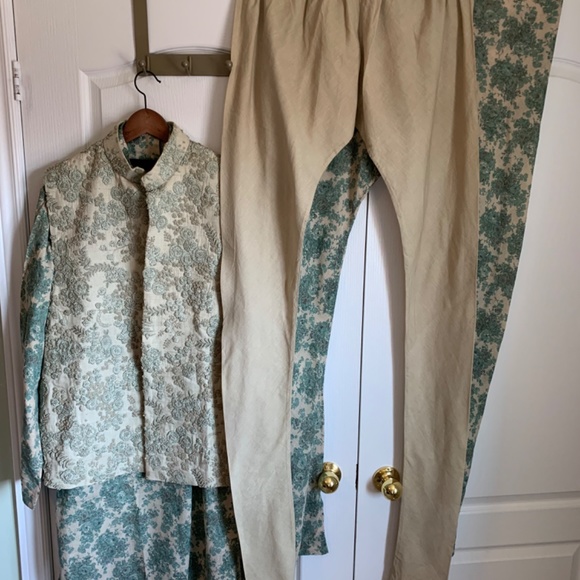 Men’s Sabyasachi Kurta set with embroidered vest in floral print. - Picture 12 of 16